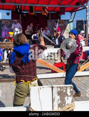 VYBORG, Russia - 27 Luglio: Sword battaglia durante la tradizionale festa medievale a luglio 27, 2019 a Vyborg, Russia Foto Stock