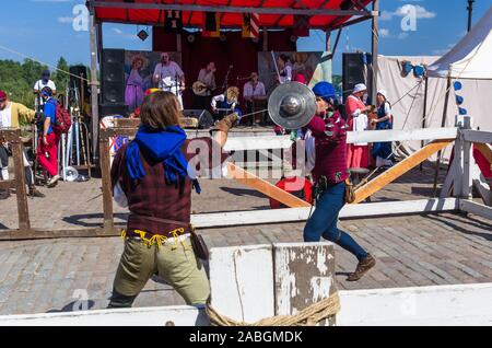 VYBORG, Russia - 27 Luglio: Sword battaglia durante la tradizionale festa medievale a luglio 27, 2019 a Vyborg, Russia Foto Stock