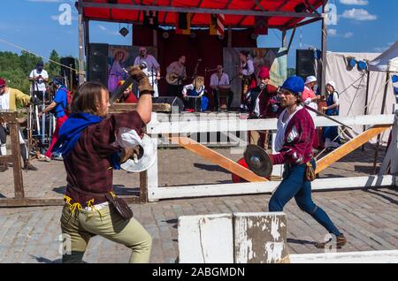 VYBORG, Russia - 27 Luglio: Sword battaglia durante la tradizionale festa medievale a luglio 27, 2019 a Vyborg, Russia Foto Stock