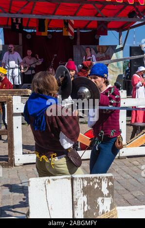 VYBORG, Russia - 27 Luglio: Sword battaglia durante la tradizionale festa medievale a luglio 27, 2019 a Vyborg, Russia Foto Stock