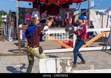 VYBORG, Russia - 27 Luglio: Sword battaglia durante la tradizionale festa medievale a luglio 27, 2019 a Vyborg, Russia Foto Stock