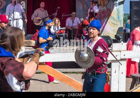 VYBORG, Russia - 27 Luglio: Sword battaglia durante la tradizionale festa medievale a luglio 27, 2019 a Vyborg, Russia Foto Stock