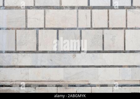 In marmo di grandi dimensioni nel muro della facciata laterale del Duomo di Carrara in Toscana. Foto Stock