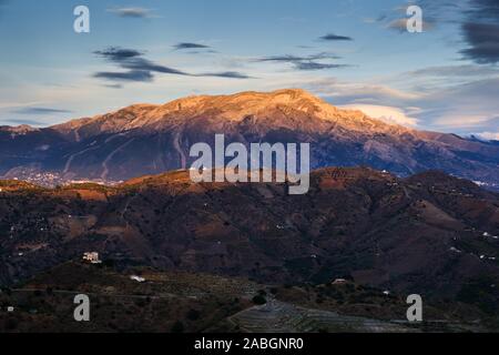 Fading light al tramonto su La Maroma la montagna più grande nella regione di Axarquia di Andalusia, Costa del Sol, Spagna Foto Stock