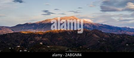 Fading light al tramonto su La Maroma la montagna più grande nella regione di Axarquia di Andalusia, Costa del Sol, Spagna Foto Stock