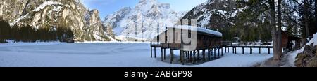 Il lago di Braies in una fredda giornata invernale Foto Stock