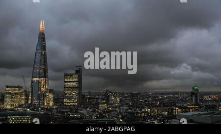 Londra, Regno Unito. Il 27 novembre 2019. Oscura pioggia nuvole appendere sopra la Shard e il centro di Londra. È stato un gran parte cupa e piovosa giornata nella capitale con pesanti provvisti di doccia con getto a pioggia e temperature più fredde. Credito: Imageplotter/Alamy Live News Foto Stock