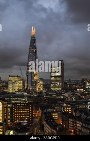 Londra, Regno Unito. Il 27 novembre 2019. Oscura pioggia nuvole appendere sopra la Shard e il centro di Londra. È stato un gran parte cupa e piovosa giornata nella capitale con pesanti provvisti di doccia con getto a pioggia e temperature più fredde. Credito: Imageplotter/Alamy Live News Foto Stock