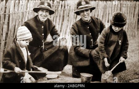 C1945 - un inizio di stampare foto di donne ufficiali della polizia in servizio presso il perso il parco giochi per bambini, Hampstead Heath Foto Stock