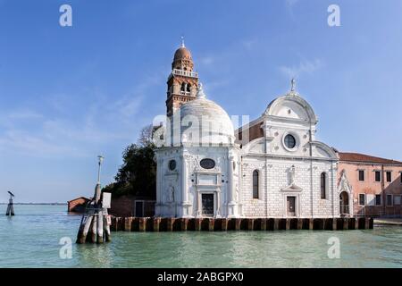 Vista iconica della chiesa di San Michele dal bus del mare a Venezia, Italia, sulla strada per l'isola di Murano Foto Stock