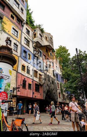 Hundertwasserhaus coloful house di Vienna Wien, Austria Foto Stock