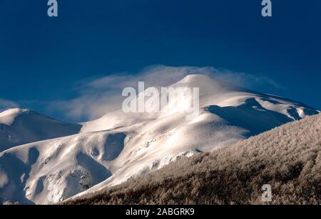 Emilia Romagna vista complessiva del Cusna gruppo montuoso con il suo picco massimo a 2120 mt, preso dalla pendenza Monteorsaro. Foto Stock