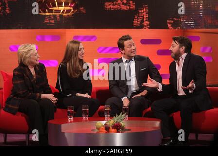 (Da sinistra a destra) Hillary Clinton Chelsea Clinton, Jamie Oliver e David Mitchell durante le riprese per il Graham Norton Show alla BBC Studioworks 6 Centro Televisivo, Wood Lane, Londra, per essere messo in onda su BBC One il venerdì sera. Foto Stock