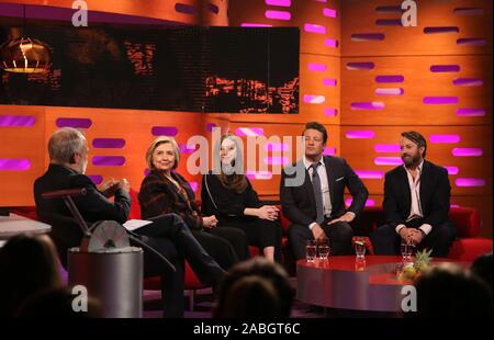 (Da sinistra a destra) Host Graham Norton, Hillary Clinton, Chelsea Clinton, Jamie Oliver e David Mitchell durante le riprese per il Graham Norton Show alla BBC Studioworks 6 Centro Televisivo, Wood Lane, Londra, per essere messo in onda su BBC One il venerdì sera. Foto Stock