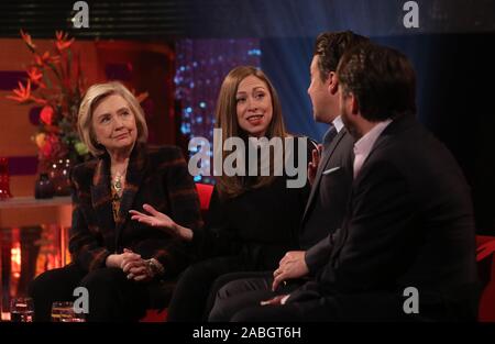 (Da sinistra a destra) Hillary Clinton Chelsea Clinton, Jamie Oliver e David Mitchell durante le riprese per il Graham Norton Show alla BBC Studioworks 6 Centro Televisivo, Wood Lane, Londra, per essere messo in onda su BBC One il venerdì sera. Foto Stock