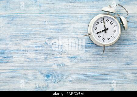 Orologio sveglia blu su sfondo di legno con copia spazio, ad alto angolo di visione Foto Stock