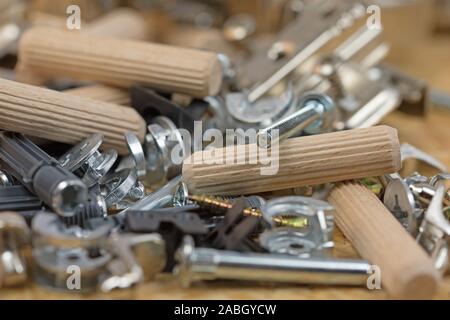 Vari accessori per mobili e utensili di assemblaggio in un primo piano Foto Stock