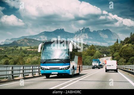 Spagna. Bus turistico auto va in autostrada Autostrada autostrada strada sullo sfondo dello spagnolo della montagna di Montserrat natura paesaggio. Foto Stock