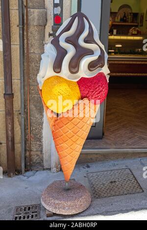 Grande cono gelato segno a Street Foto Stock