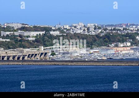 Vista su tedesco WW2 U-boat penna sottomarino e il francese navi della Marina Militare ormeggiata nel porto / porto della città di Brest, Finistère Bretagna, Francia Foto Stock