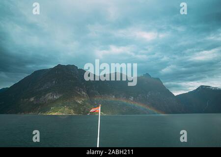 Sunnylvsfjorden, Norvegia. Arcobaleno colorato sopra la molla Sunnylvsfjorden paesaggio. Vista dal galleggiante nave turistica Ferry Boat nel giorno d'estate. Famoso N Foto Stock