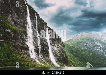 Il Geirangerfjord, Norvegia. Le sette sorelle cascate In Geirangerfjorden. Norvegese famoso punto di riferimento e meta popolare nel giorno d'estate. Foto Stock