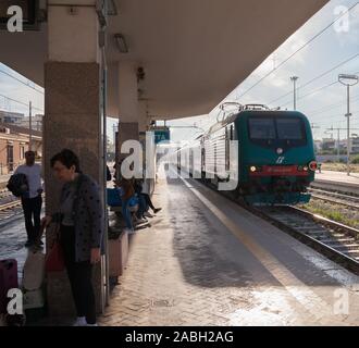 L'Italia, Barletta - 6 ottobre: Giovinazzo è situato sul mare Adriatico costa. Vista della stazione ferroviaria della città italiana il 6 ottobre 2017, Barletta, ho Foto Stock