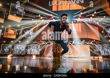 Zurigo, Svizzera. 22nd, novembre 2019. La Swiss cantante e cantautore vini l'energia Music Award 2019 durante la Energy Star notte 2019 al Hallenstadion di Zurigo. (Photo credit: Gonzales foto - Tilman Jentzsch). Foto Stock