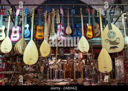 Istanbul, Turchia: strumenti musicali appesi all'interno del Grand Bazaar, uno dei più grandi e più antiche mercati coperti in tutto il mondo con oltre 4.000 negozi Foto Stock