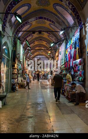 Istanbul: un vicolo all'interno del Grand Bazaar, uno dei più grandi e più antiche mercati coperti in tutto il mondo con 61 coperti di strade e di oltre 4.000 negozi Foto Stock