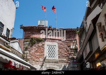 Istanbul: dettagli della porta 5 del Grand Bazaar, uno dei più grandi e più antiche mercati coperti in tutto il mondo con 61 coperti di strade e di oltre 4.000 negozi Foto Stock