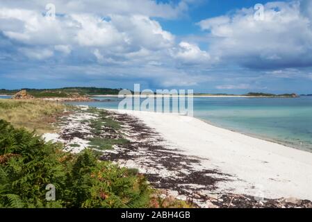 Il vuoto e la bellissima spiaggia intorno al punto Bar, Sansone, con oltre, Puffin Island e Tresco, isole Scilly, England, Regno Unito Foto Stock