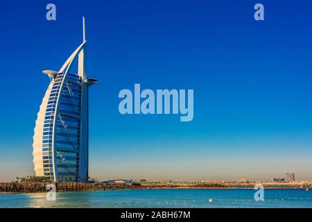 DUBAI, Emirati Arabi Uniti - 8 FEB 2019: Il Burj Al Arab o torre di arabi, un hotel di lusso a Dubai, Emirati Arabi Uniti. Foto Stock