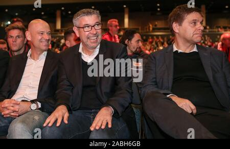 Berlino, Germania. 27 Nov, 2019. Riunione generale del 1° FC Union Berlin in Verti Music Hall. Co-trainer Markus Hoffmann (l-r), trainer Urs Fischer e Oliver Ruhnert, Managing Director di Sport, seduti tra il pubblico a ridere. Credito: Andreas Gora/dpa/Alamy Live News Foto Stock