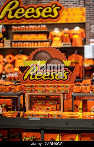 Hershey Pa / STATI UNITI D'America - 26 Novembre 2019: Reese's Burro di arachidi tazze è in primo piano e sul display a Hershey del mondo del cioccolato. Foto Stock