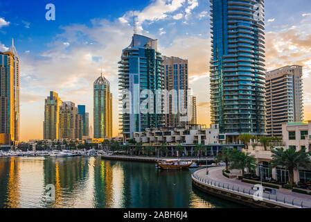 Moderna architettura residenziale di Marina di Dubai, Emirati Arabi Uniti. Foto Stock