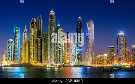 Moderna architettura residenziale di Marina di Dubai, Emirati Arabi Uniti. Skyline della città di notte. Foto Stock