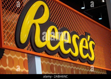 Hershey Pa / STATI UNITI D'America - 26 Novembre 2019: Reese's Burro di arachidi tazze è in primo piano e sul display a Hershey del mondo del cioccolato. Foto Stock