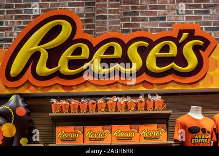 Hershey Pa / STATI UNITI D'America - 26 Novembre 2019: Reese's Burro di arachidi tazze è in primo piano e sul display a Hershey del mondo del cioccolato. Foto Stock