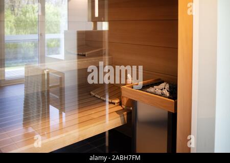 Interno, sauna in legno di una casa moderna.Gli interni contemporanei di luxury wellness Foto Stock
