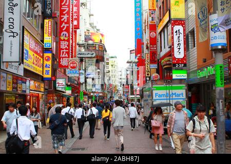SHIBUYA, TOKYO, Giappone - 30 Maggio 2018: vista del centro Gai (aka Basket Street), un popolare strada adiacente all'incrocio di Shibuya in Shibuya, Foto Stock