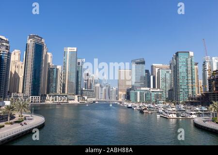 Vista dello Skyline al moderno centro città Foto Stock