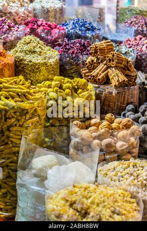 Varietà di erbe e spezie sulla strada araba di stallo del mercato. Dubai Spice Souk, Emirati Arabi Uniti. Foto Stock