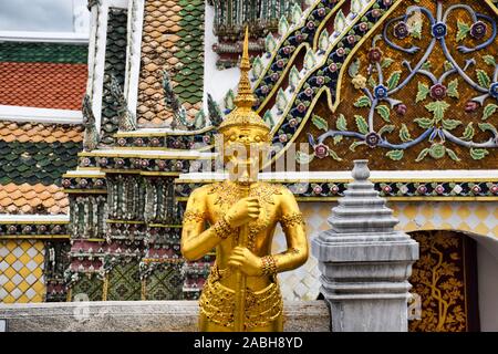 Splendidamente oro straordinaria statua di un Kinnara, amato mitiche metà umana e metà-creatura Uccello sulla terrazza superiore del Wat Phra Kaew o tempio di th Foto Stock