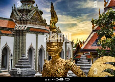 Splendidamente oro straordinaria statua di un Kinnara, amato mitiche metà umana e metà-creatura Uccello sulla terrazza superiore del Wat Phra Kaew o tempio di th Foto Stock