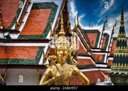 Splendidamente oro straordinaria statua di un Kinnara, amato mitiche metà umana e metà-creatura Uccello sulla terrazza superiore del Wat Phra Kaew o tempio di th Foto Stock