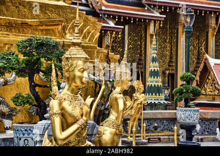 Splendidamente oro straordinaria statua di un Kinnara, amato mitiche metà umana e metà-creatura Uccello sulla terrazza superiore del Wat Phra Kaew o tempio di th Foto Stock