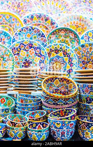 Colorati piatti in ceramica venduti nel souk di Dubai, Unied Emirati arabi Foto Stock