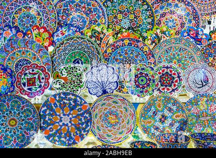 Piatti Di Ceramica Colorati Venduti Nel Souk Di Dubai Emirati Arabi Uniti -  Fotografie stock e altre immagini di Arabesco - Stili - iStock