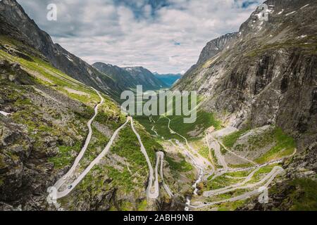Trollstigen, Andalsnes, Norvegia. Auto va in montagna a serpentina Trollstigen su strada. Norvegese famoso punto di riferimento e meta popolare. La contea norvegese Foto Stock